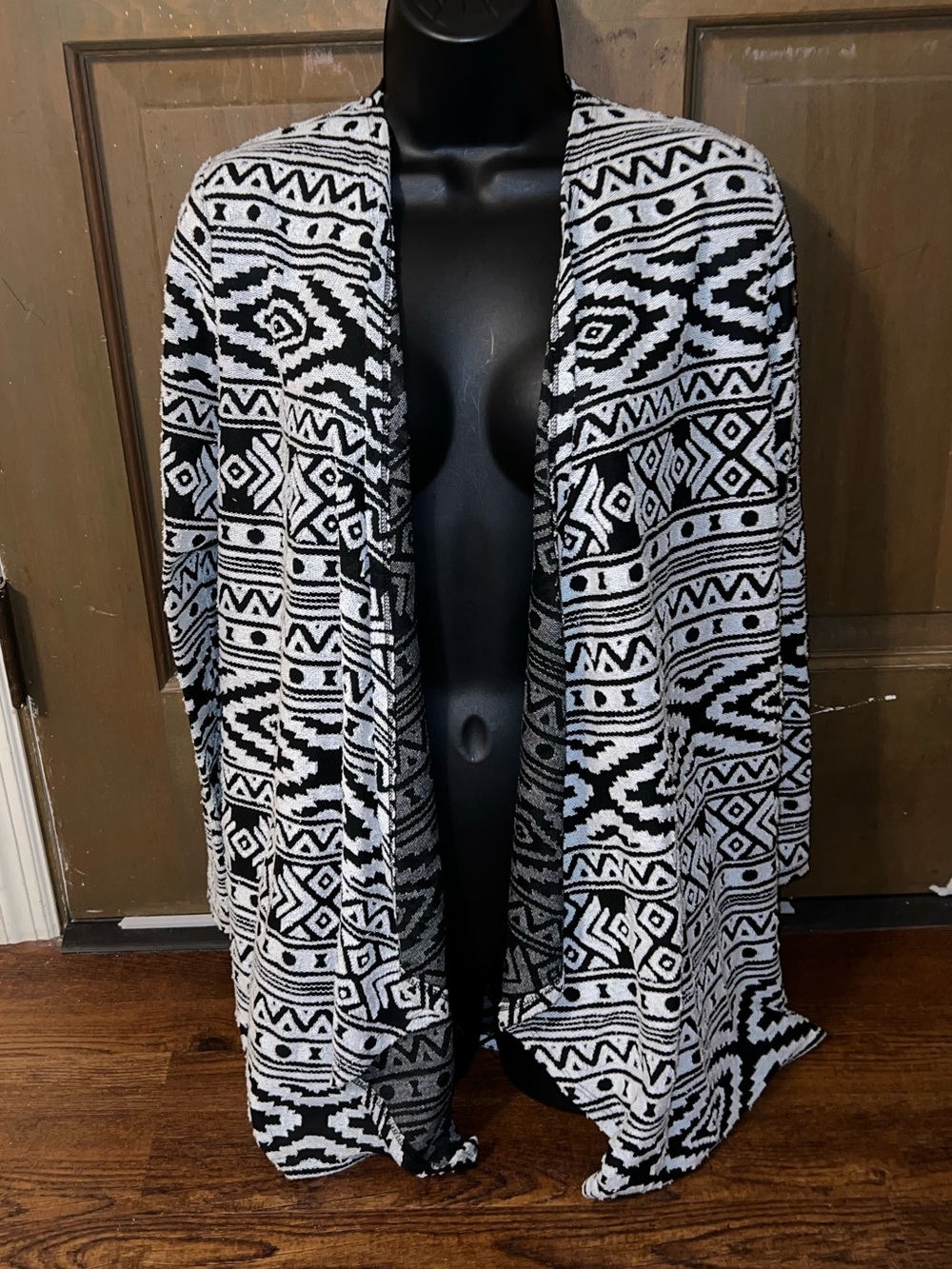 American Eagle Boho Western Black & White Open Front Aztec Flowy Cardigan Size S - Picture 2 of 8